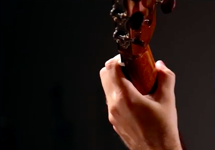 posição errada polegar para tocar violão
